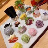 梅　ゆかり　カレー　抹茶など5色の手まりシャリと、新鮮なお魚を焼きのりで巻いて、オリジナルの手巻き寿司を作ってお召し上がりください！（２日前迄にご予約をお願い致します）