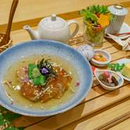 新鮮なしまあじを特製だれに漬け込み　温かい白ご飯の上にのせ　熱々のかつおだしをかけてお召し上がりください！