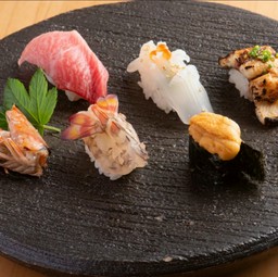 おすすめのネタ10カン　前菜　汁物のセットです
追加のお料理の注文は　来店されてからご注文可能です
