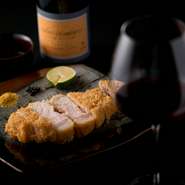 衣をまとったカツレツは、揚げ物であると同時に蒸し料理。ふっくらジューシーな味わいが特徴です。へべす（柑橘類）や、魚醤とハチミツに漬けた胡椒の実、ヒマラヤ岩塩のカレー塩で味わいに変化を添えて。