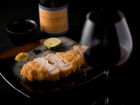脂が甘く、旨みが濃い白豚のロース肉を米油であっさり揚げた『宮崎・霧島産山麓豚のロースカツレツ』