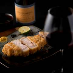 脂が甘く、旨みが濃い白豚のロース肉を米油であっさり揚げた『宮崎・霧島産山麓豚のロースカツレツ』