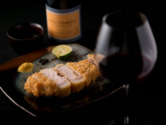 脂が甘く、旨みが濃い白豚のロース肉を米油であっさり揚げた『宮崎・霧島産山麓豚のロースカツレツ』