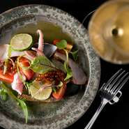 スジコやヤズ（ブリの幼魚）はしょうゆ・みりん・昆布出汁・マディラ酒に漬け、いわゆる「漬（づ）け」に。さらに、イカやタコ、ムール貝など、多彩な魚介類を盛り合わせたカルパッチョは、白ワインにぴったり。