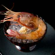 活きのいいボタン海老を紹興酒に漬け込んで、さらに醤油、マディラ酒、マルサラ酒、スパイスを合わせたオリジナル調味料に漬けること1～2晩。中華料理のようで中華ではない風味豊かな酔っ払い海老が完成です。