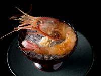 中華料理を参考に、独自の調味料仕に漬けて仕立てた『ボタン海老の酔っ払い海老』
