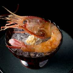 中華料理を参考に、独自の調味料仕に漬けて仕立てた『ボタン海老の酔っ払い海老』