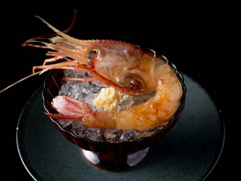 中華料理を参考に、独自の調味料仕に漬けて仕立てた『ボタン海老の酔っ払い海老』