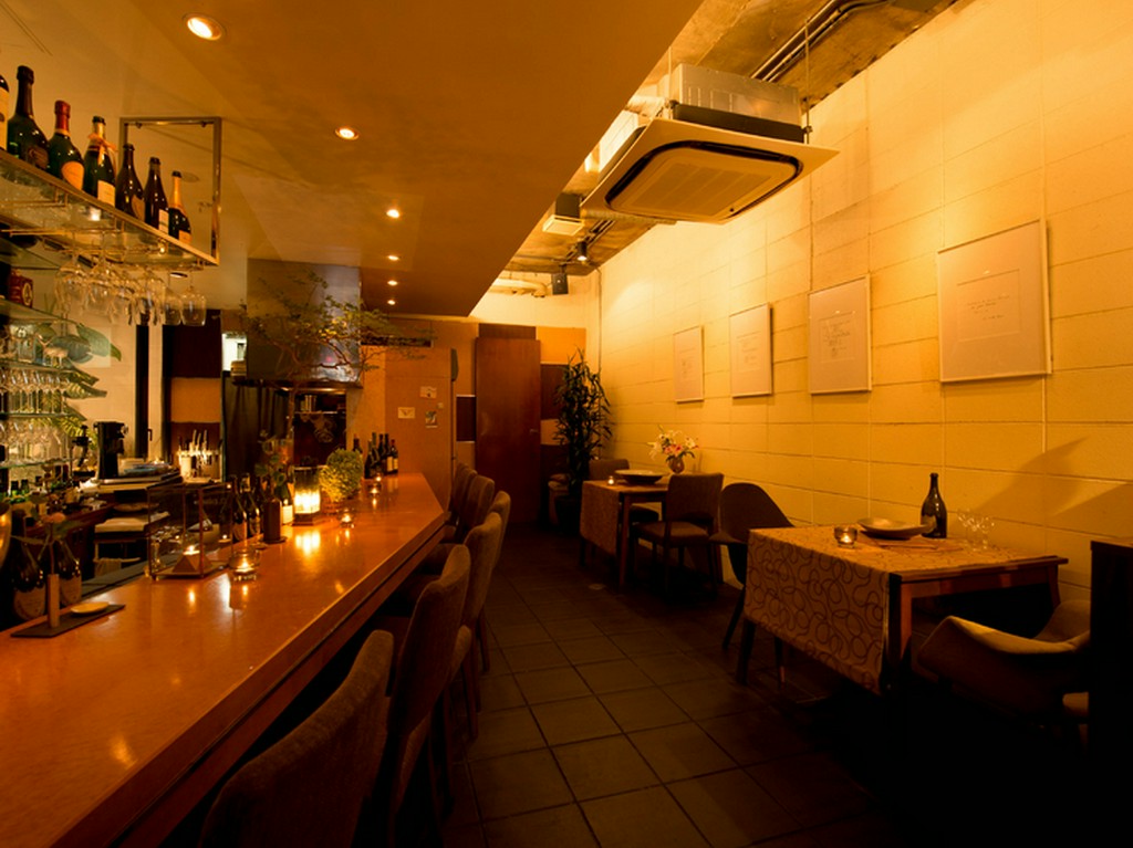 大人の雰囲気が漂うシックな店内は15人まで収容可能