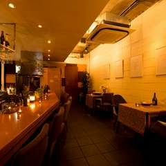 大人の雰囲気が漂うシックな店内は15人まで収容可能