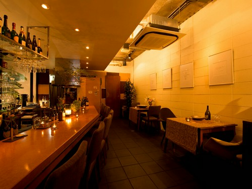 大人の雰囲気が漂うシックな店内は15人まで収容可能