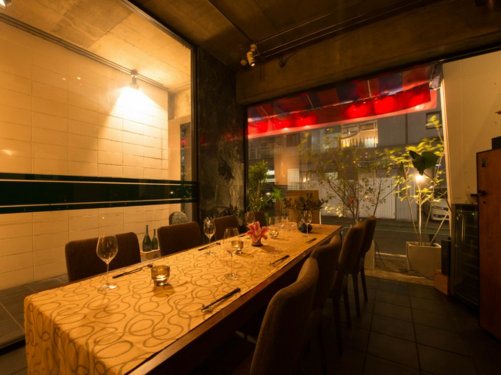 和洋中のジャンルにとらわれない創作料理をワインに合わせて