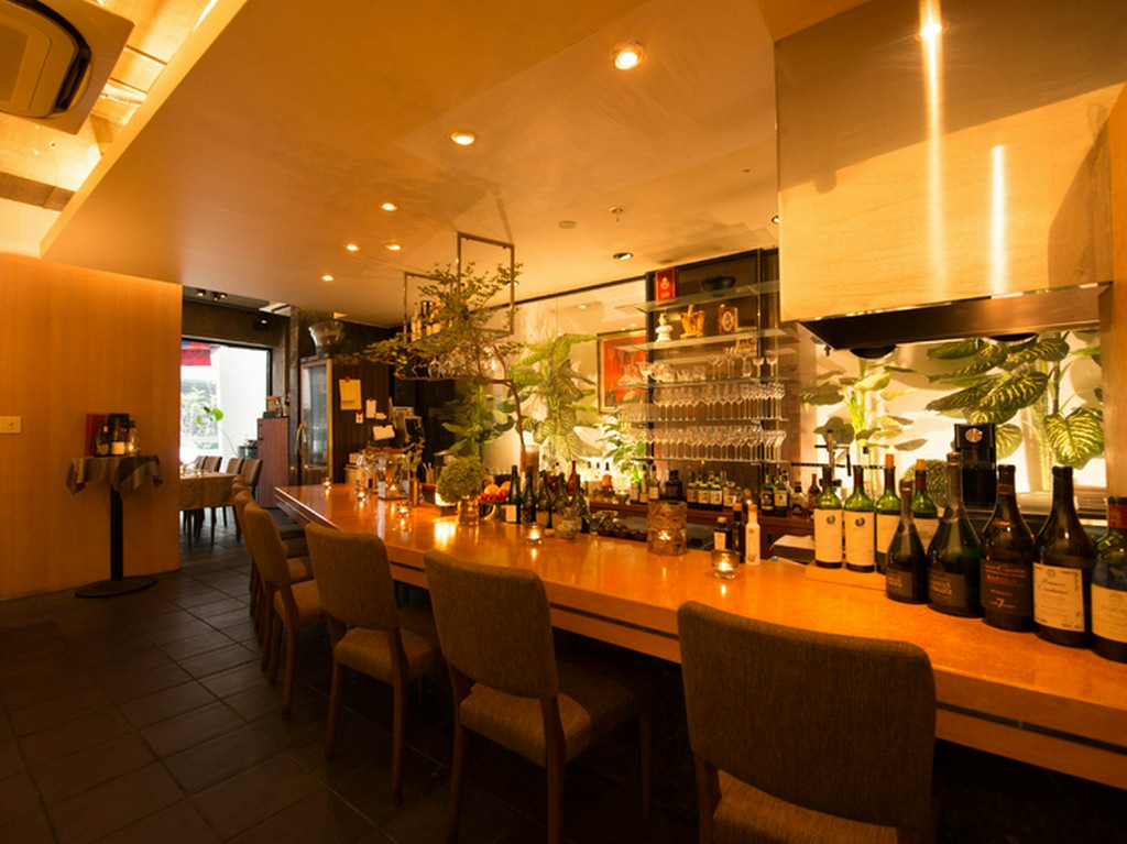 重厚なカウンターでおいしいお酒を。至福のひとときが過ごせます