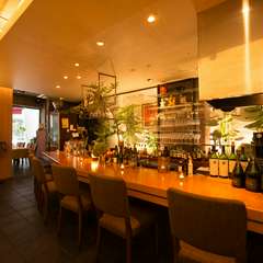 重厚なカウンターでおいしいお酒を。至福のひとときが過ごせます