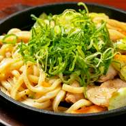 ほっと落ち着ける雰囲気の店内には、カウンター席が設えられており、一人での夕食にも気負うことなく利用できます。お酒と相性の良い一品料理も揃っているので、会社帰りの一杯にもぴったり。