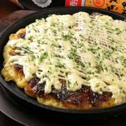 地元の人気お好み焼き店で修業を積んだ店主がつくる本格的な味。生地はふっくら、キャベツのシャキシャキとした小気味良い食感が絶妙です。自家製ソースが甘く、そのおいしさに思わず笑顔が溢れます。