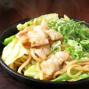 国産ホルモンが3種類ほど入っており、各部位の食感や味の違いを楽しめます。味付けは、あっさり食べたい時にオススメの厳選された岩塩を使った塩と、お酒が進むピリ辛ダレの2種類。
※写真は『ホルモン焼うどん』