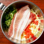 信頼のおける青果店から仕入れられているキャベツと山芋。お好み焼きには欠かせない食材です。キャベツは細かく刻みつつも食感が残っており、シャキシャキ感を楽しめます。山芋入りの生地はふんわりエアリー。
