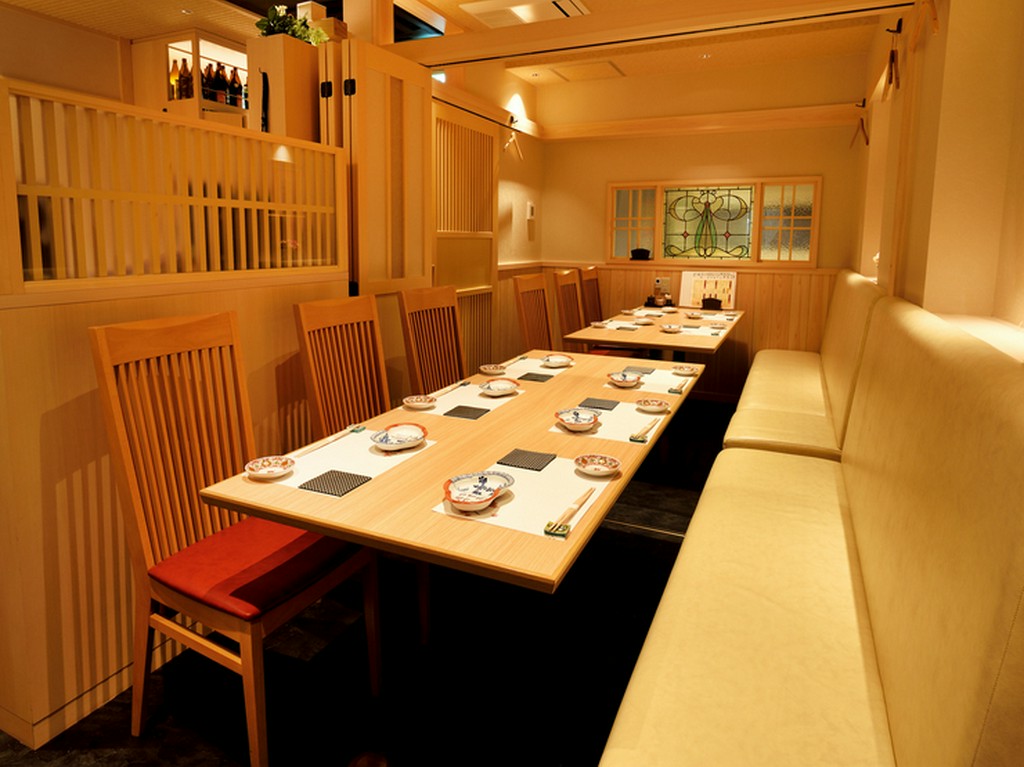 最大14名まで収容できる半個室なら、グループでゆったり会食も