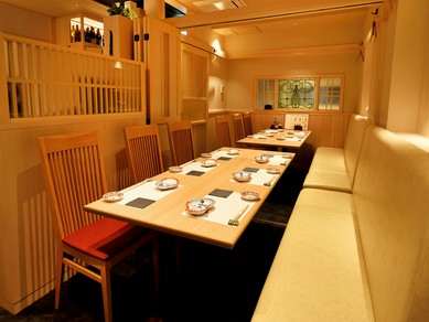 最大14名まで収容できる半個室なら、グループでゆったり会食も