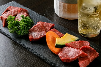 お替わり自由な刻みわさびとのコラボが秀逸『赤身肉　盛合せ』