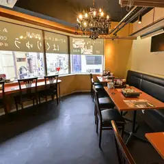 見晴らしの良い空間で、沖縄の味覚を味わう大人のデート