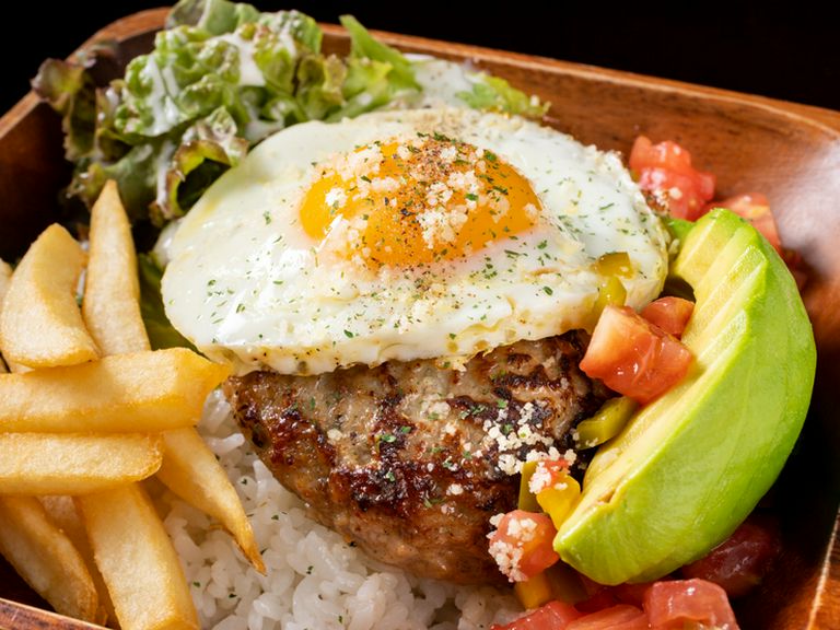 ジューシーな肉の旨みが広がる『ロコモコ(アボカドサルサソース)』