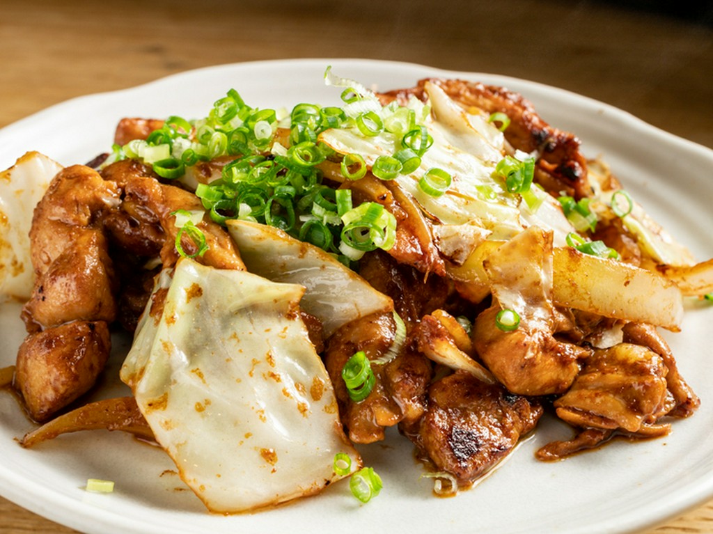 岐阜県の名物郷土料理『月や自慢の鶏ちゃん焼き』