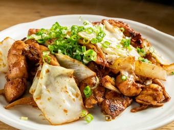 岐阜県の名物郷土料理『月や自慢の鶏ちゃん焼き』