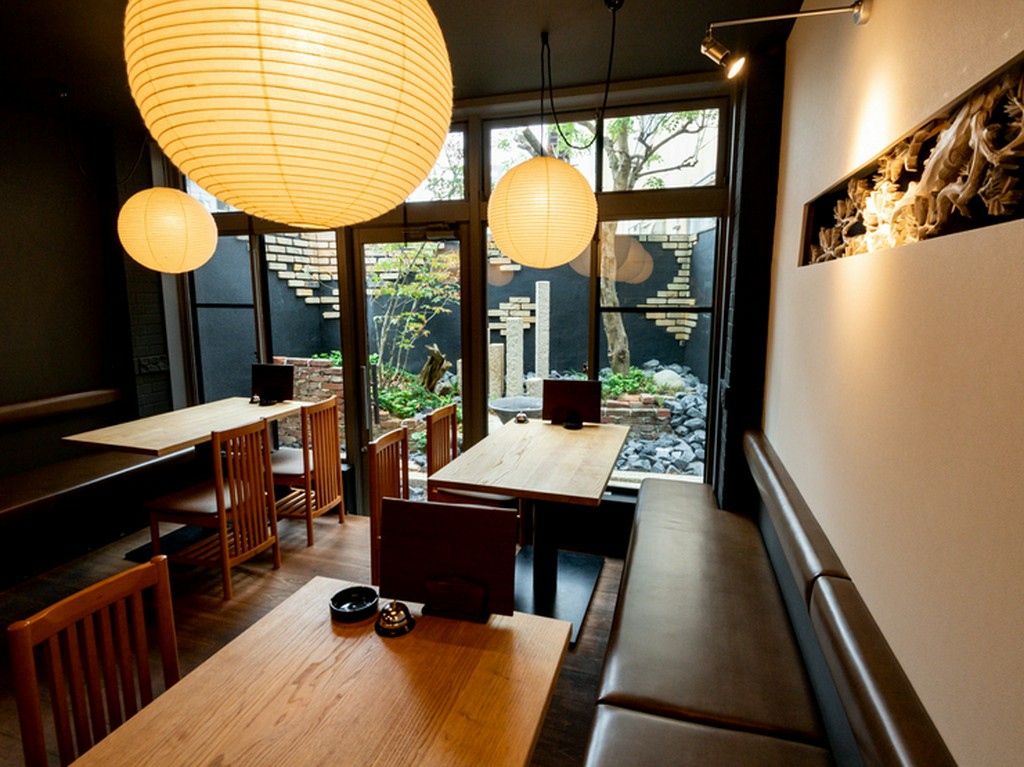 和モダンな中庭を望みながらおいしいお酒をどうぞ