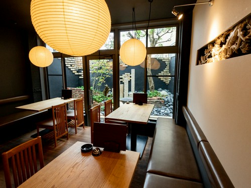 和モダンな中庭を望みながらおいしいお酒をどうぞ