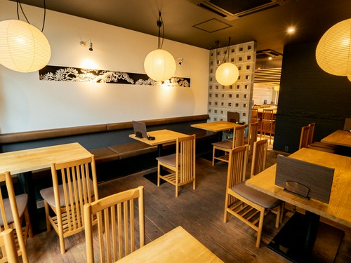 1階奥はテーブル席。デートや女子会などにも気軽に利用可能