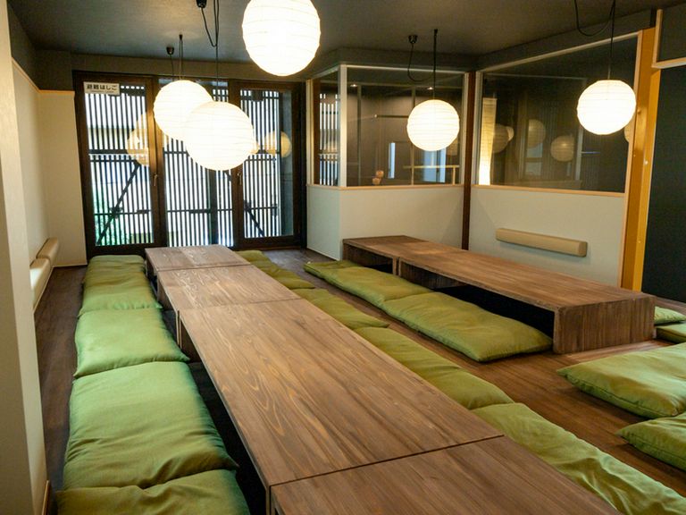 2階の座敷は掘りごたつ式の広間。大人数の宴会も可能です