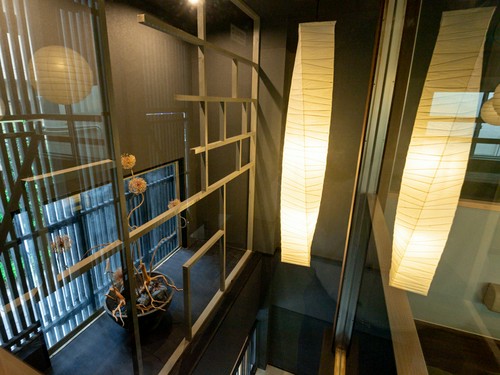 仄かな照明がお酒を嗜むひとときを柔らかに演出