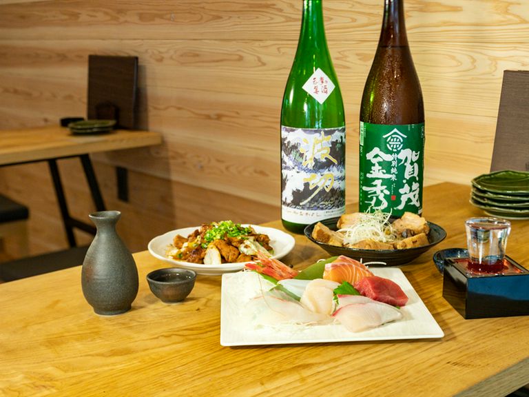 各地の地酒が25種以上揃い、料理に合わせてそれぞれを楽しめます