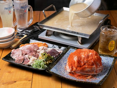 旨みが凝縮された豚骨スープが絶品『名物! 炊きとん』※2人前からの注文