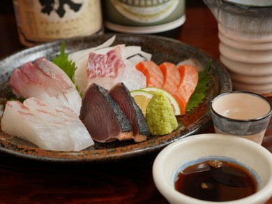 鮮度抜群の魚介を味わえる『お造りの盛り合わせ』