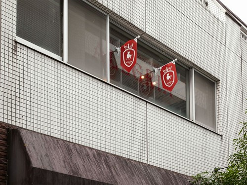 「吉祥寺」駅より徒歩8分のビルの2F。窓の赤い旗が目印