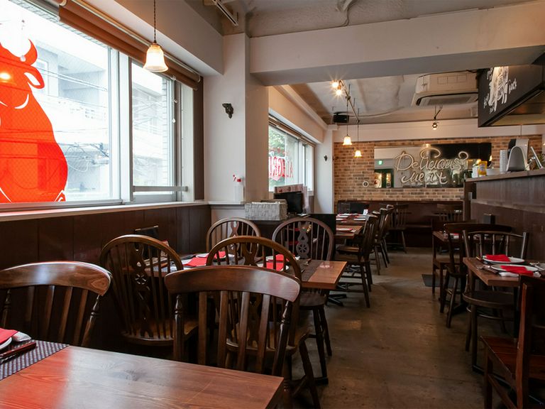 店内はカントリー感漂うウッディな雰囲気。36席あり、広々