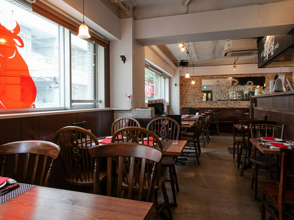 店内はカントリー感漂うウッディな雰囲気。36席あり、広々