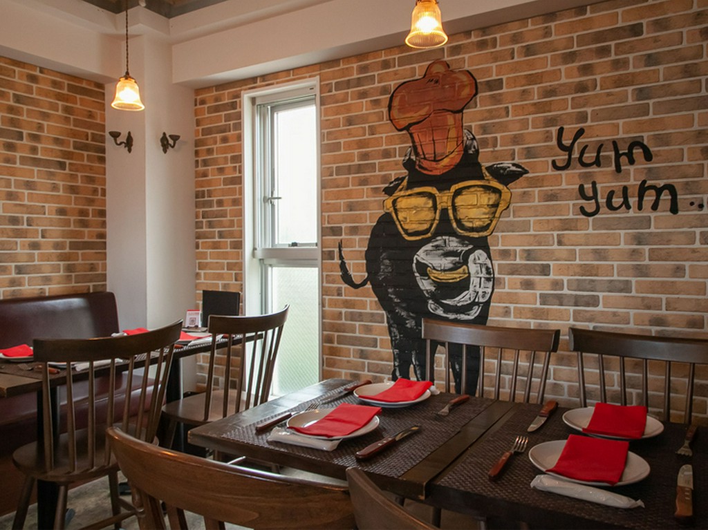 レンガの壁に描かれた牛のイラストもかわいい