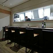デートや記念日利用など、大切な日の食事に利用してほしいと話す料理人。手間暇かけてつくられた特別な料理の数々が、2人の夜に忘れられない余韻を残してくれることでしょう。