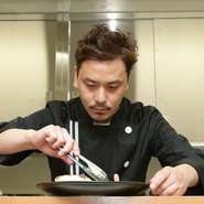 コース料理が中心の店【ビストロ　プティ　ソレイユ】。「コースをしっかりと味わって頂けるよう、お食事に集中できるような接客を心掛けています」と石塚氏。質の高いもてなしで歓迎してくれます。