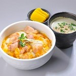 鶏肉のおいしさも玉子の濃厚さも同時に堪能できる『とろっとろっ鶏屋の親子丼』