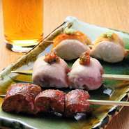 店主の舌で選び抜いた地鶏・銘柄鶏を紀州備長炭で焼き上げます。しっかりとしまった肉質と強い甘みがある地鶏を厳選！五島列島の塩をつけて食せば、その甘みが更に際立ちます。3つのコースでお楽しみ頂けます。