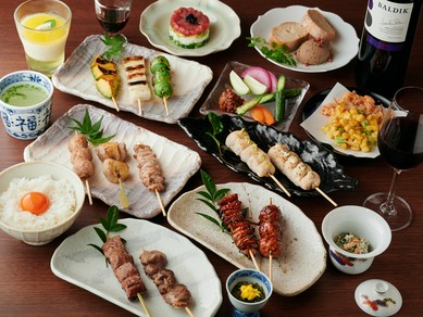 オススメの串焼きや逸品料理が楽しめる『彩りコース』は極旨の『濃厚たまごかけご飯』が〆の一品