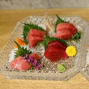 生魚で育った、厳選仕入れの生本まぐろは料理人こだわりの逸品。まぐろ特有のねっとりとした食感と濃い旨みが存分に味わえます。伊豆の本山葵の上品な辛さと、ほどよくのった脂の甘みが口の中で調和します。