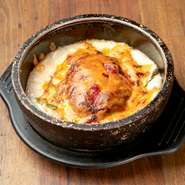 アツアツの石の器で提供されるので、最後まで出来立てのおいしさを楽しめます。ジューシーなハンバーグとホワイトソース。ご飯に合わないはずがありません。ホワイトソースの量が多めなので、満足感が上がります。