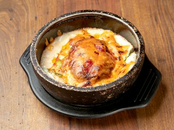 初めて見る人はそのボリュームに驚く、ハンバーグとホワイトソースが相性抜群な『ハンバーグ石焼ドリア』