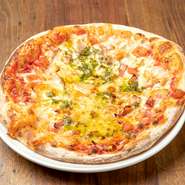 シンプルであるからこそ、ごまかしが効かないマルゲリータ。生地は粉や配合にこだわり、最後までおいしく食べられる工夫がされています。ピザのサイズはかなり大きめなので、シェアして食べるのもオススメです。